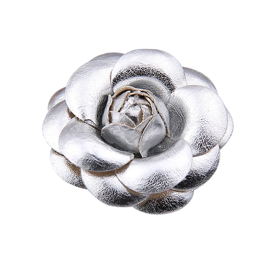 Broche de flor rosa de cuero PU para mujer, ramillete de Camelia, alfileres y broches de solapa, accesorios para hebilla de bufanda, Color dorado y plateado, 5cm: Plata