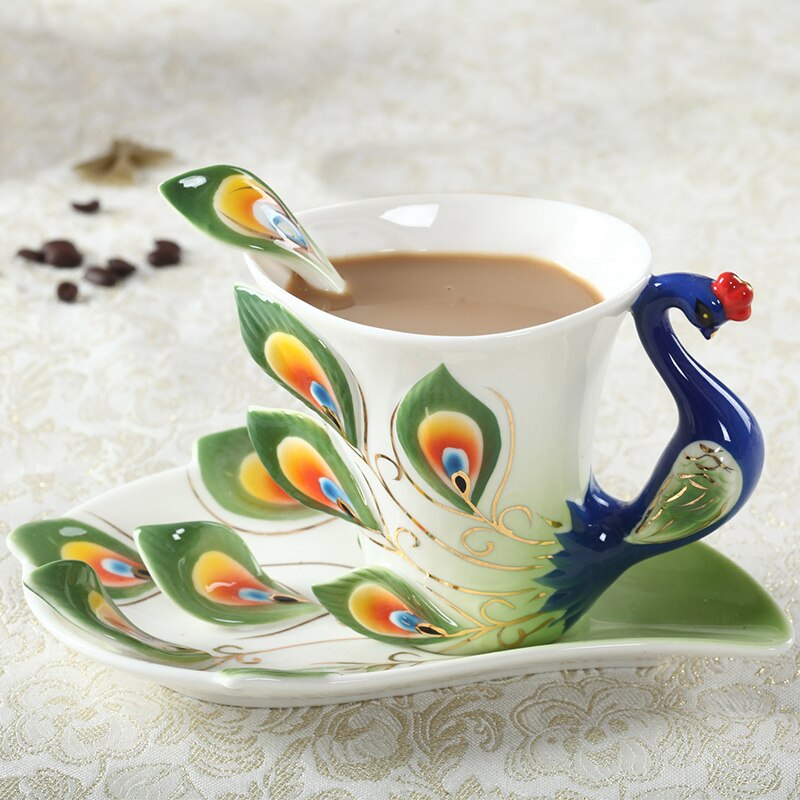 1 stk påfugl kaffekopp keramiske krus benporselen 3d farger emalje porselenskopp med tallerken og skje kaffe te sett