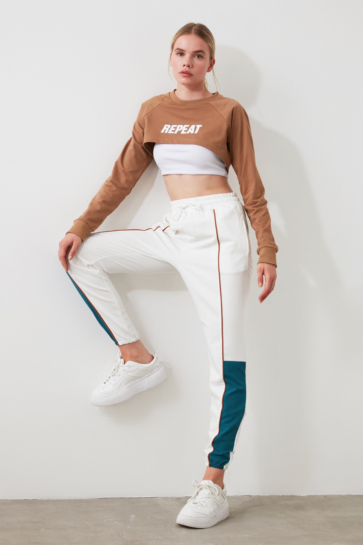 Trendyol Stripe Basic Jogger Sports Sweatpants TWOAW21EA0023: Raw White / L