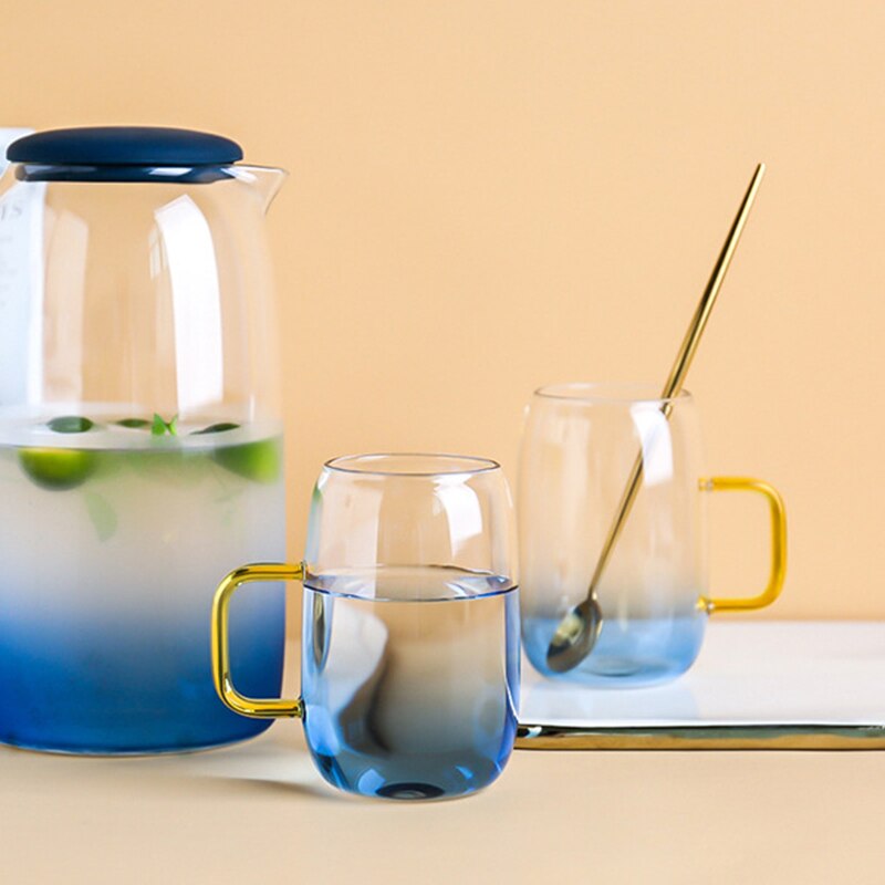 Set van blauwe marmeren flessen voor koud water, hittebestendige glazen pot en waterkoker