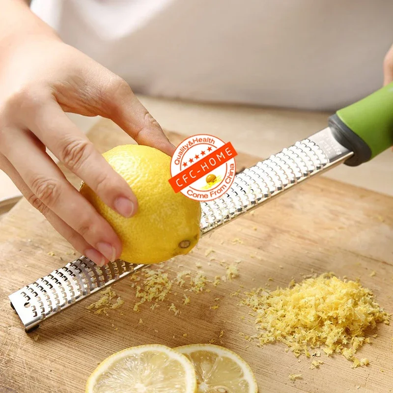 Râpe à fromage polyvalente et zesteur d'agrumes pour parmesan, citron, gingembre, ail, chocolat et plus encore