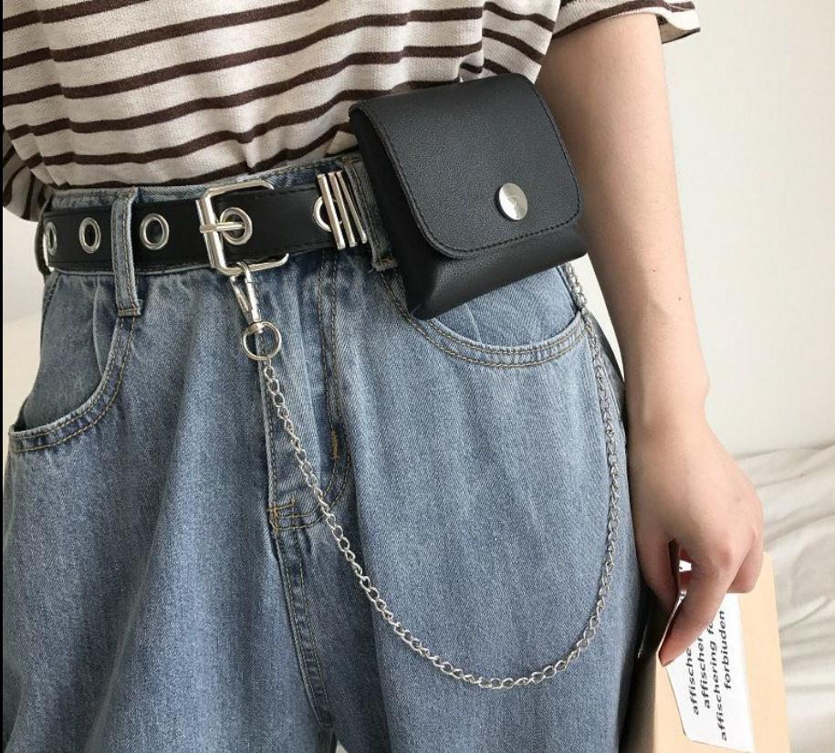È questo il nuovo Grunge Punk Jeans a gaba larga con pietre di strass ricaate