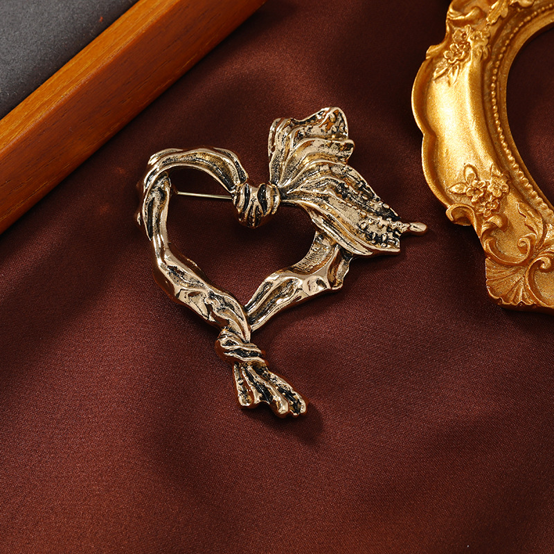 Broche de corazón de perla minimalista Vintage para mujer, accesorios de abrigo con personalidad, Pin exquisito Floral de Metal de nicho, joyería de