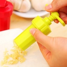 1 ST Keuken Gember Knoflook Handleiding Druk Twist Cutter Crusher Koken Tool Plastic Knoflook Persen Blenders Dunschiller LF 097