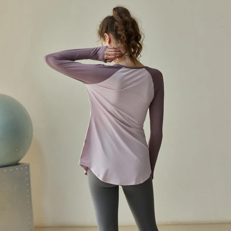 Ademende kleurblok sport yogaset met lange mouwen voor dames afslankende fitnesskleding hoge esthetische waarde