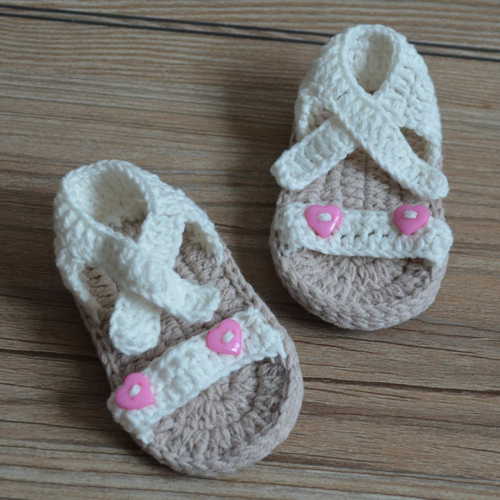 Zapatos de bebé de ganchillo a mano suela suave Luna Llena 100 días zapatos de lana para bebé, estilo de botón de corazón, nuevas sandalias zapatos de bebé de jardín