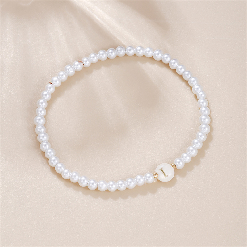 Armbånd med initialer af az til kvinder, trendy hvide perler, rundt vedhæng, elastiske armbånd, smykker, perlemor-charme, pulsera: Brunlig gul