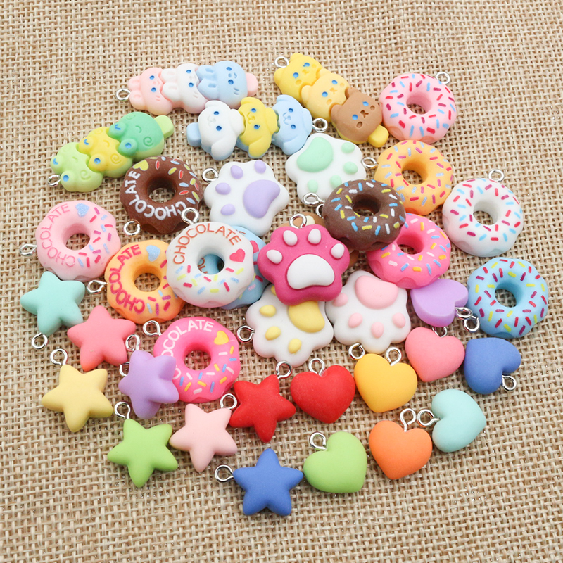 10Pcs colores aleatorios variados estrella corazón pastel amuletos resina brillo lindo collar llavero colgante DIY llavero haciendo Accesorios