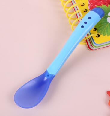 Handy Heat Sensing Thermal Spoon Baby Kids Weaning Silicone Head Tableware Baby Soft Head Safety Temperature Spoon Infant: Blue spoon