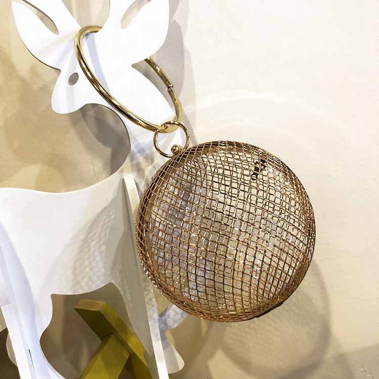 Runde, ausgehöhlte abendtasche, clutch, goldene legierung, schultertasche mit kette, luxuriöse handgelenktasche