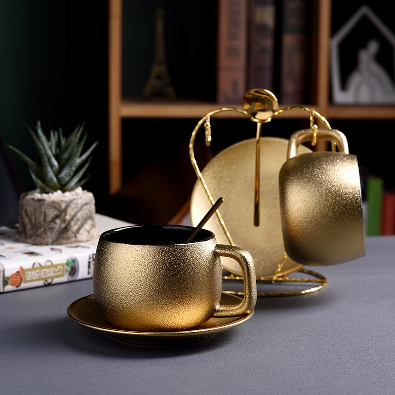 Dubai luksus gyldne kaffekopper underkop sæt ædel guld keramik frostet eftermiddagstekop espressokrus tazas tasse gratis teske: 2 stk