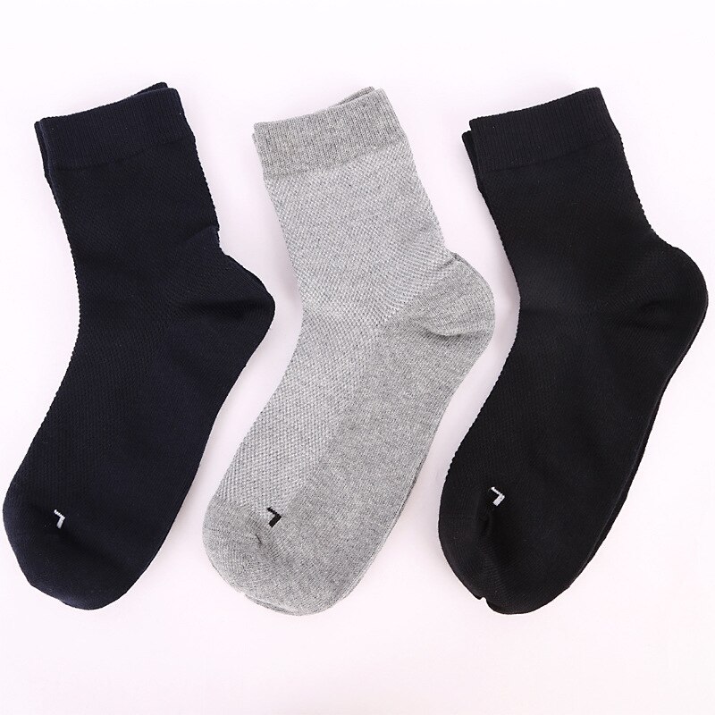 3 par / parti mænd sommer sokker bomuld åndbar tynde sports sokker ensfarvet sort grå marineblå afslappet sokker eu størrelse 39-44: Blandet farve
