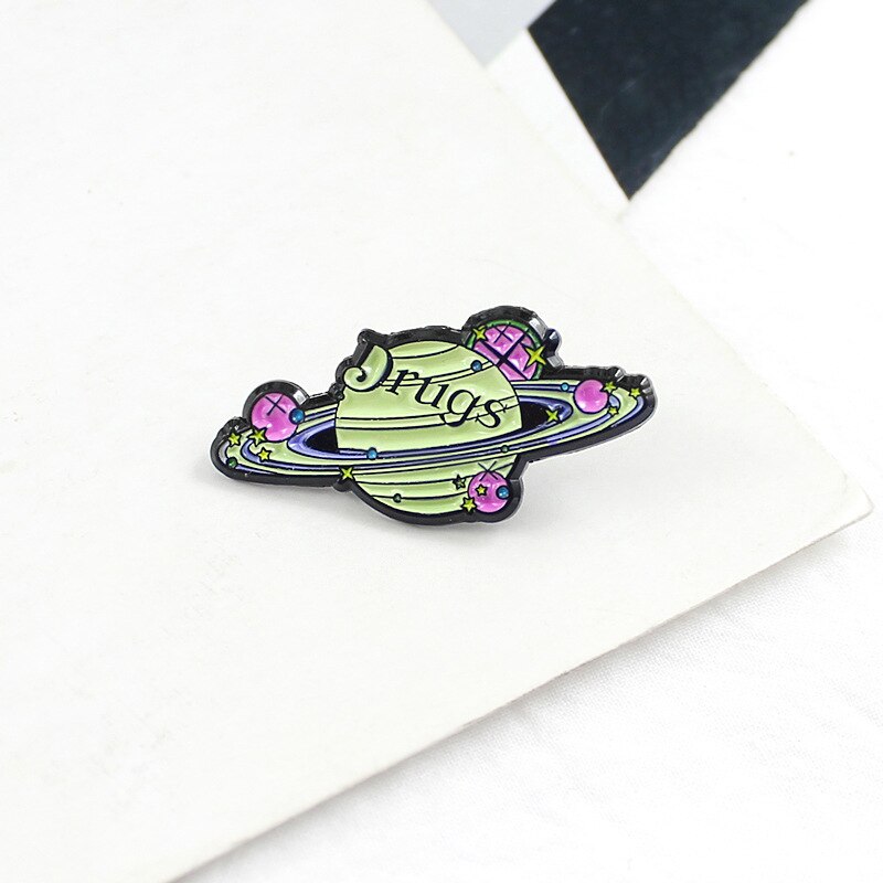 Groene DRUGS Planeet Metalen Emaille Badges Persoonlijkheid Planeet Saturnus Broche Kostuum Rugzak Sieraden Accessoires 1PC