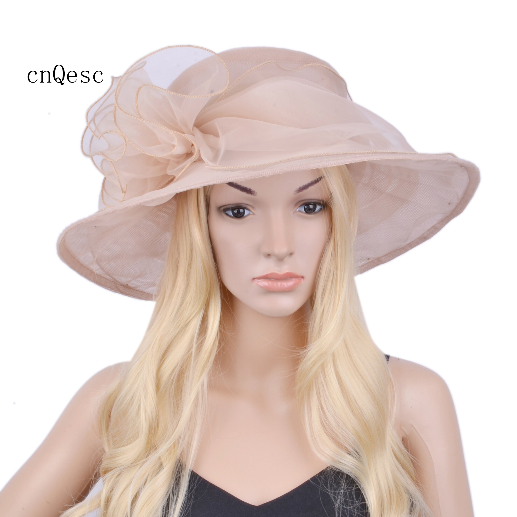 Beige organza hoed met grote rand, kerkhoed.