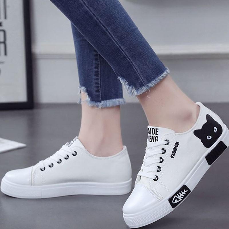 Kvinder flad tegneserie lærred sko sommer hvid snøre student board sko damer fritidssko kvindelige sneakers: Hvid / 36