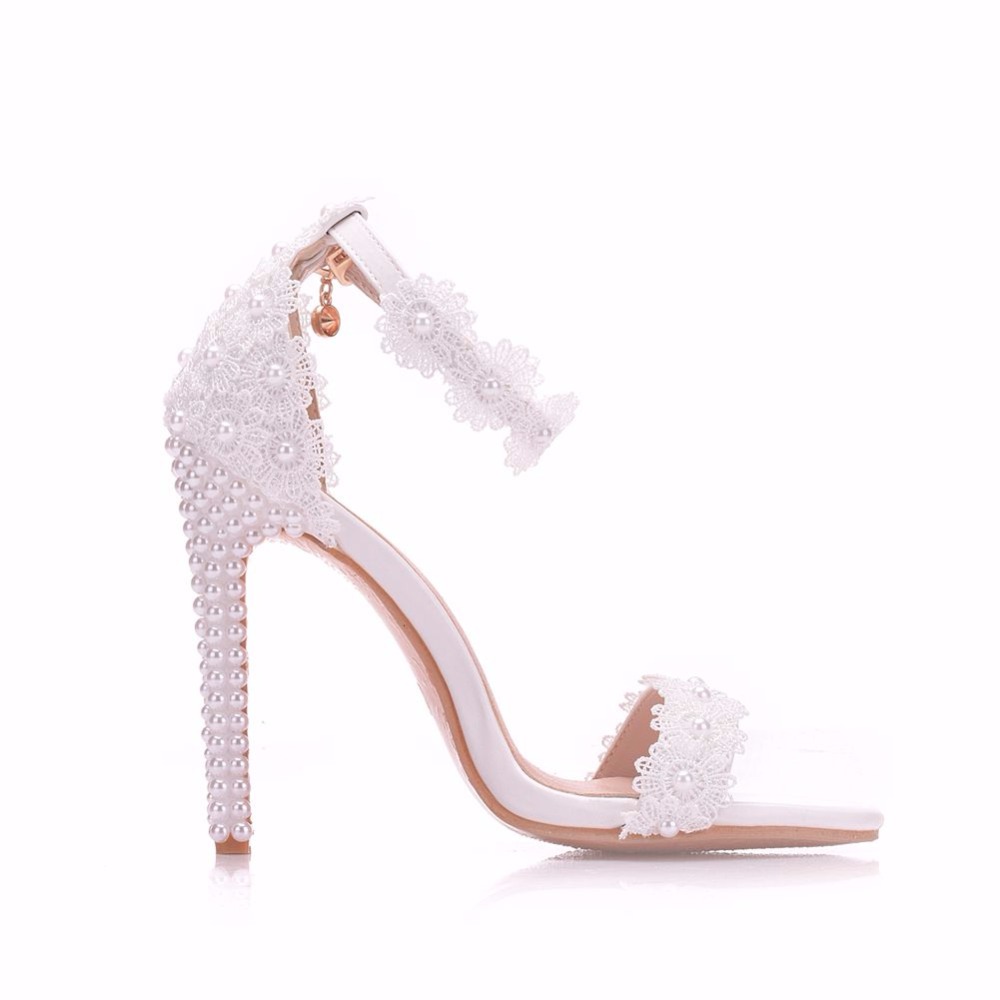 Cristal reina mujeres encaje de perlas zapatos de boda fino tacones altos flores blancas sandalias de novia mujeres verano Up boda zapatos mujer