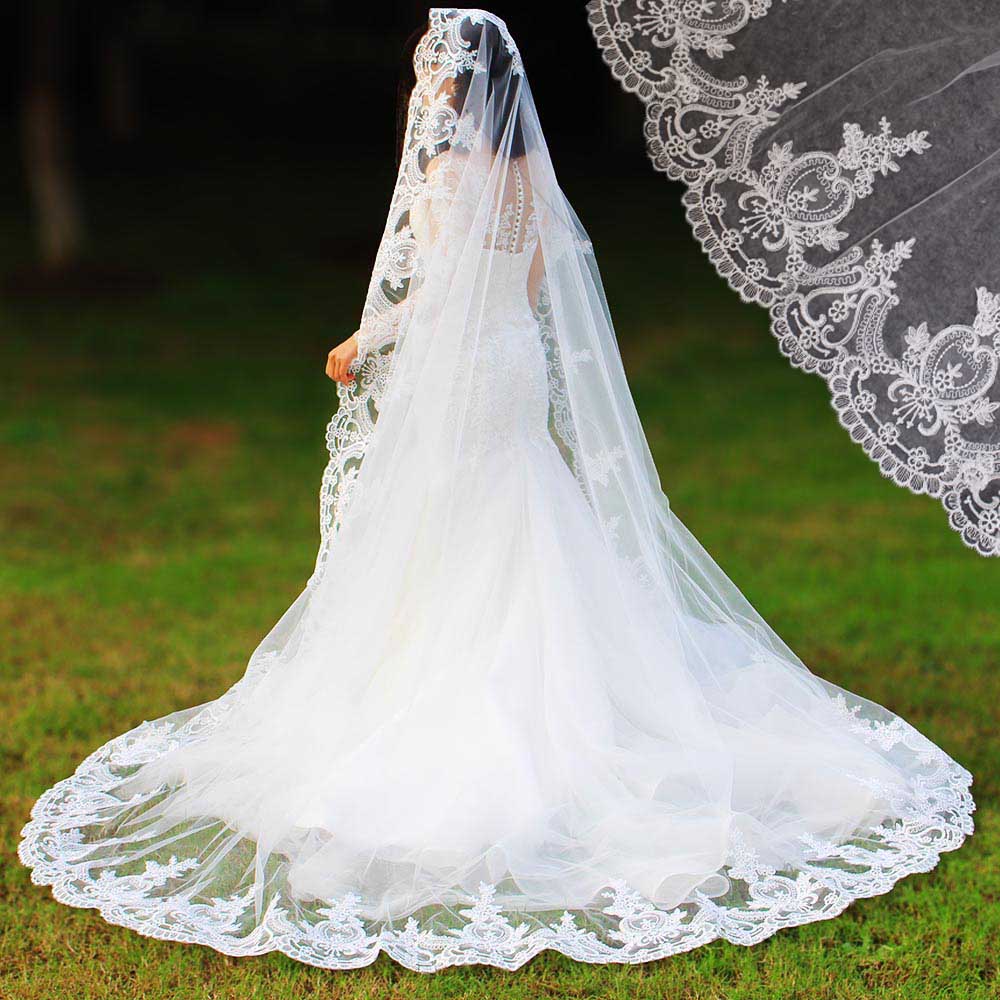 Fotos reales de velos de novia de una capa con borde de encaje, estilo capilla estilo bosque, con peine, largo velo de novia de tul blanco marfil.