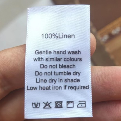 100 st vita tvättrådsetiketter för bomull/siden/kashmere/ull/linne/polyester/elastan med tryck av satintyg: Antik mässing