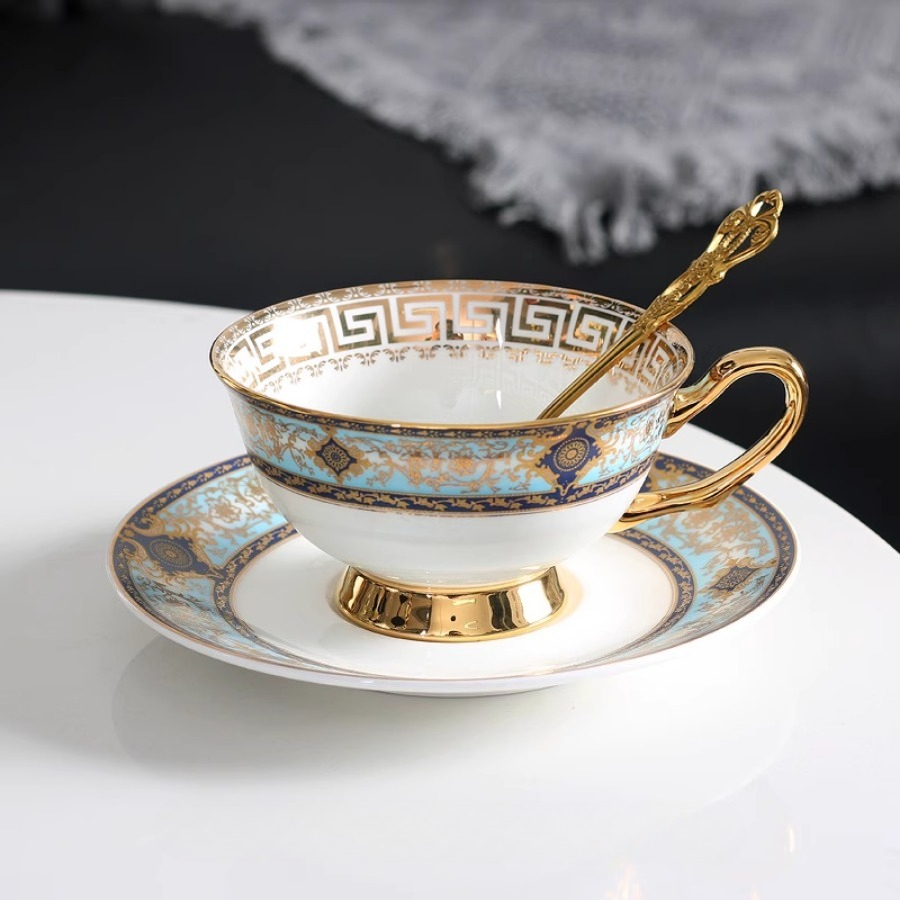 impostato di tazze da caffè e piattini per tazze d... – Grandado, image size:900x900