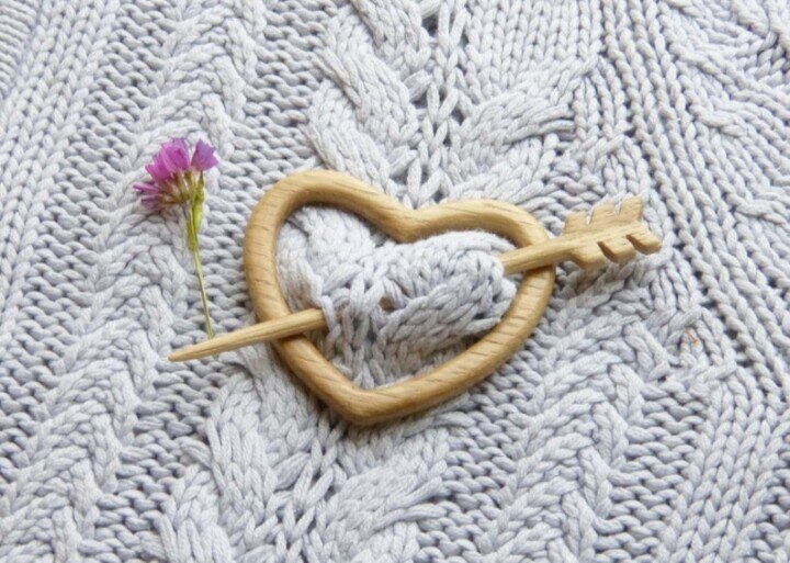 Wooden Animal Pattern Brooch Pin Unique Handmade Wooden Brooch Pin Women Cute Shawl Pin Scarf Buckle Clasp Pins Jewelry: heart