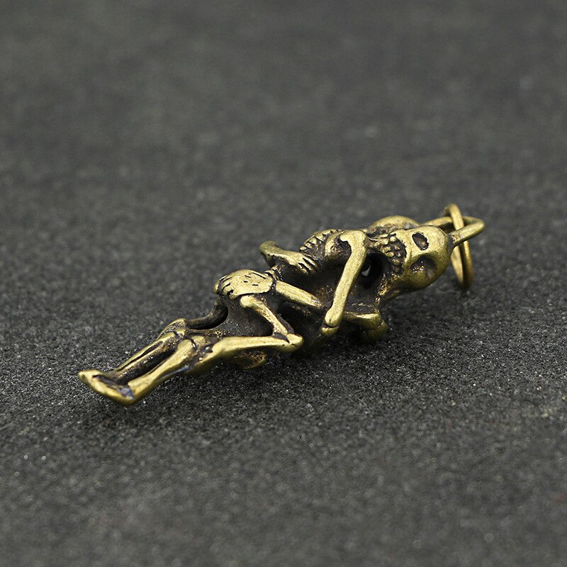 Mini söt vintage mässing kram dödskalle staty nyckelring hänge dekoration prydnad skulptur hemmakontor skrivbord prydnad rolig leksak