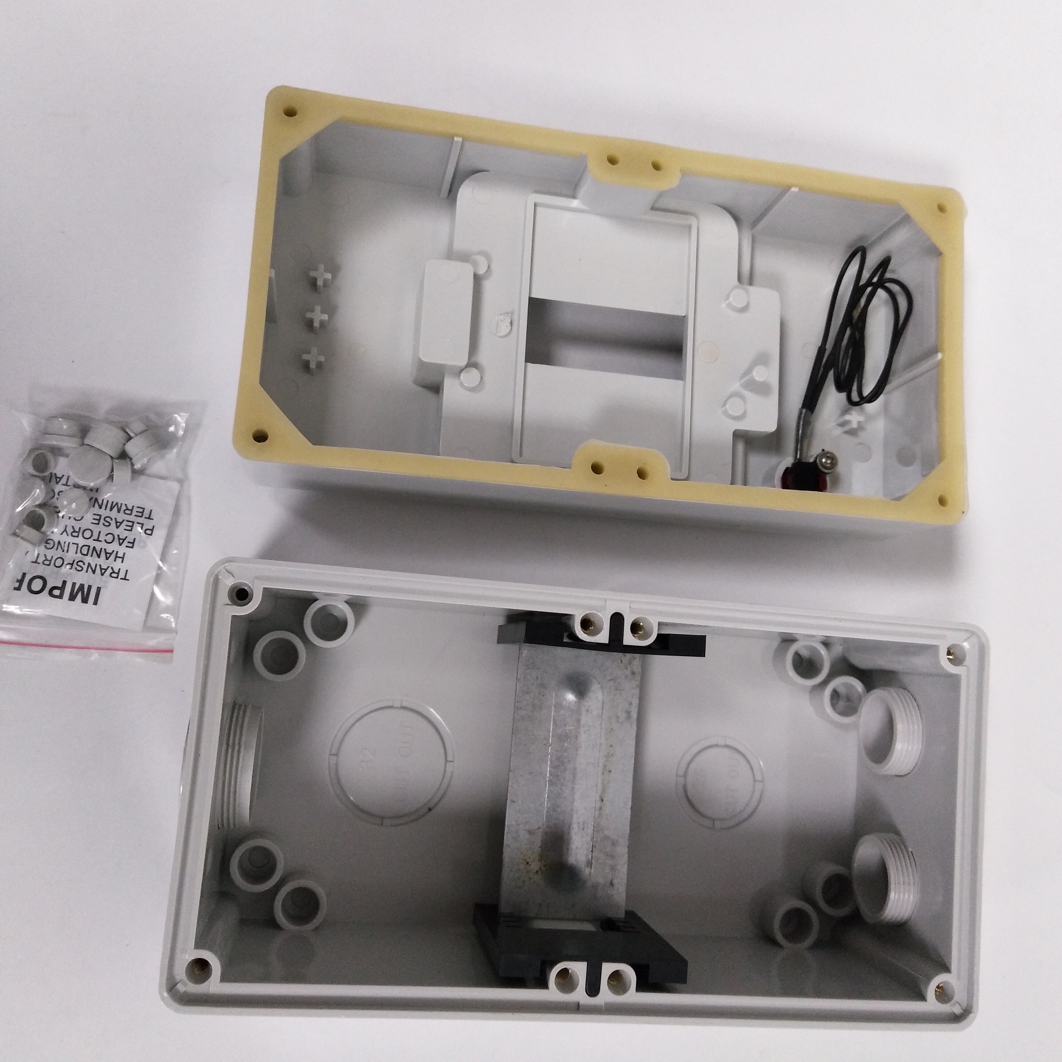 IP66 4 Pole RCD MCB Waterproof Plastic Box Surface Mounting Enclosure A66CB4N With Neon Indicator For Solar System