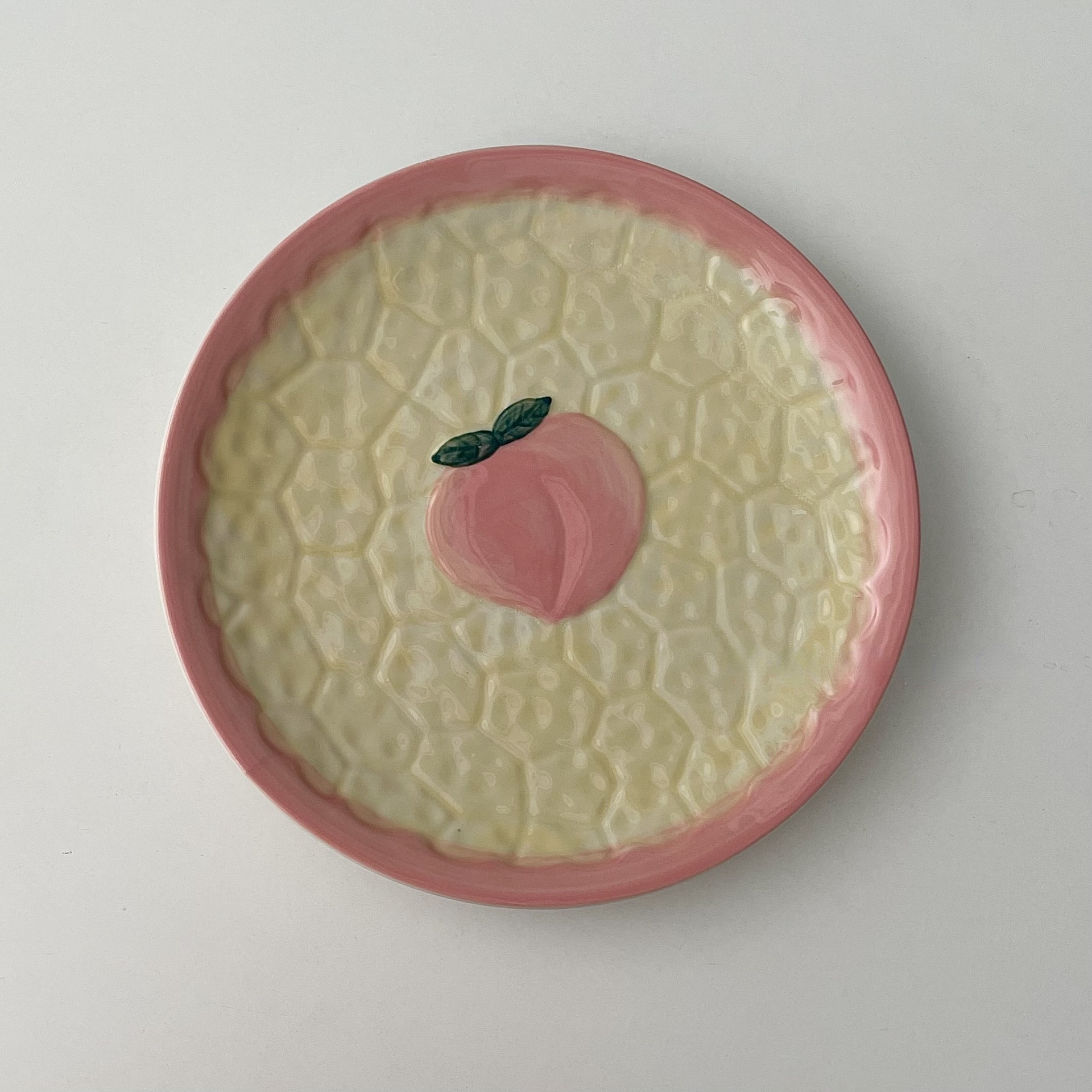 Kawaii Relief Peach Strawberry Ceramic Plate Retro Lovely Pink Breakfast Cake Snack Fruit Dessert Decorative Kitchen Tableware: black