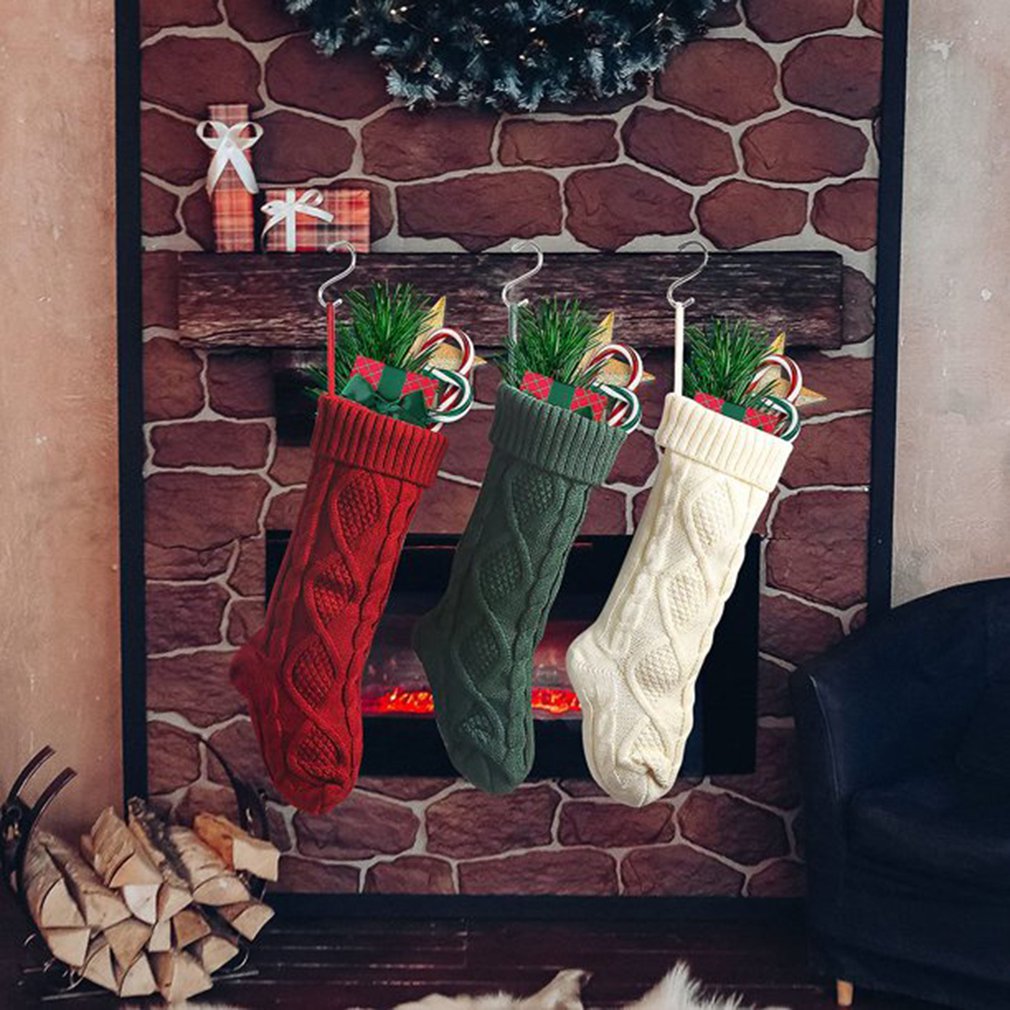 Gestrickte weihnachtsstrümpfe, socken, süßigkeitentüten, weihnachtsdekorationen für zuhause, weihnachtsbaumschmuck, weihnachtsschmuck