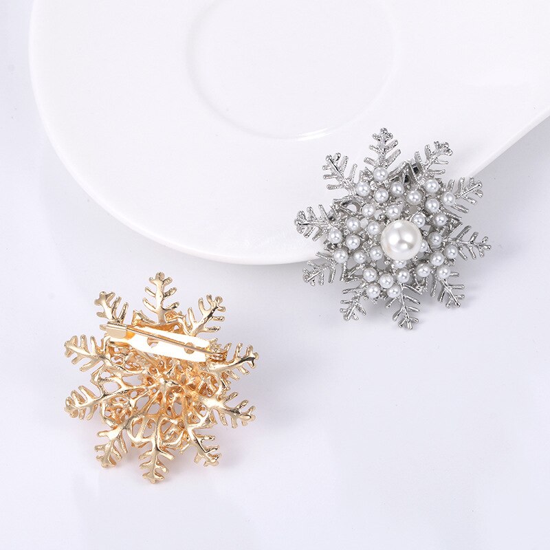 High-End Sneeuwvlok Badge Broche Mode Temperament Wilde Sneeuwvlok Parel Diamanten Broche Dames Kleding Accessoires Corsage
