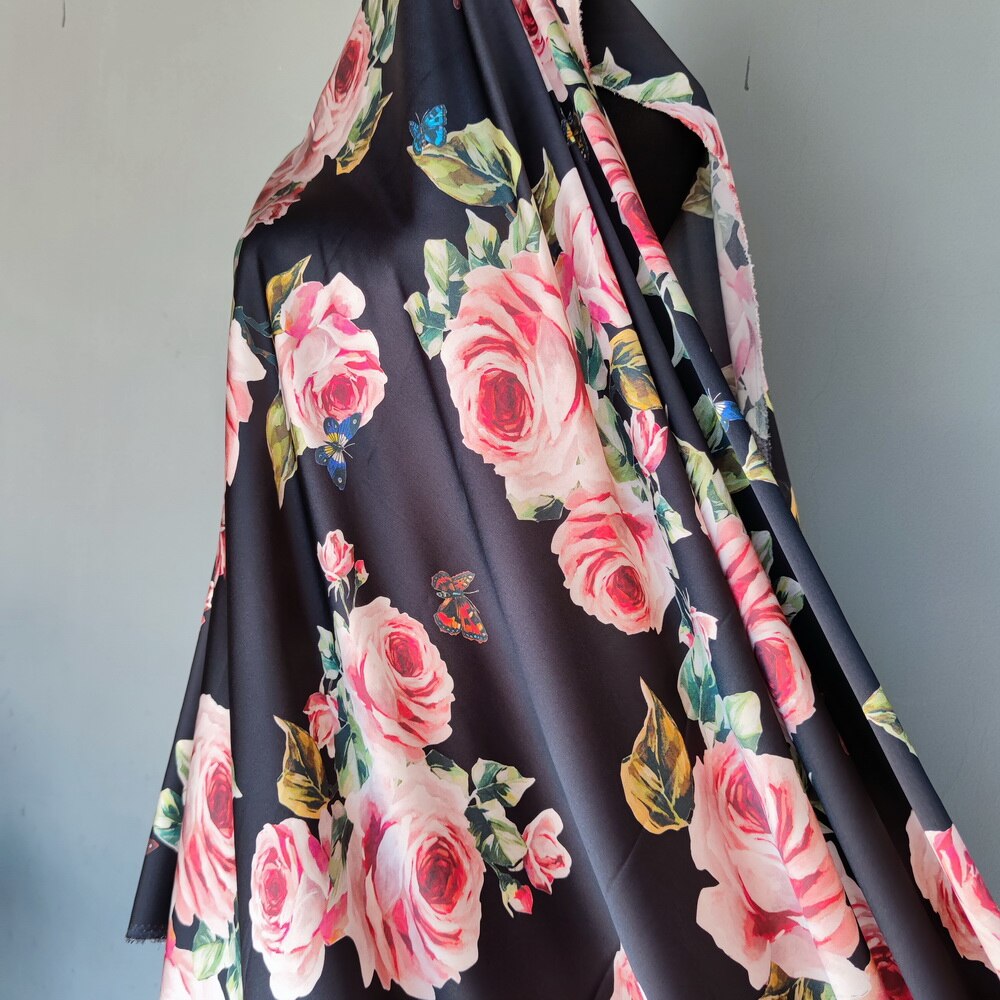 Skredderbutikk ren silke sateng tøye ut silke rosa rose silke til kjole bryllupstau svart bakgrunn med rosa rose merkevare silke: 55-1230 svarte