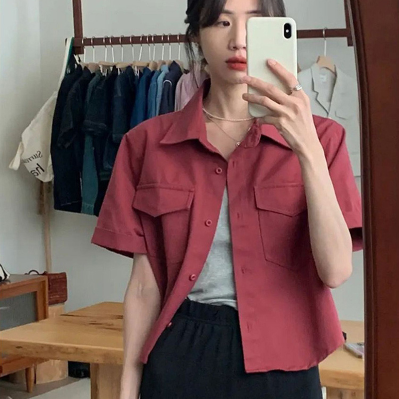 Koreanske kortærmede lyserøde skjorter til kvinder sommer løs knappet cropped frakke dame vintage enkel all-match bluse dame: M / Burgunder