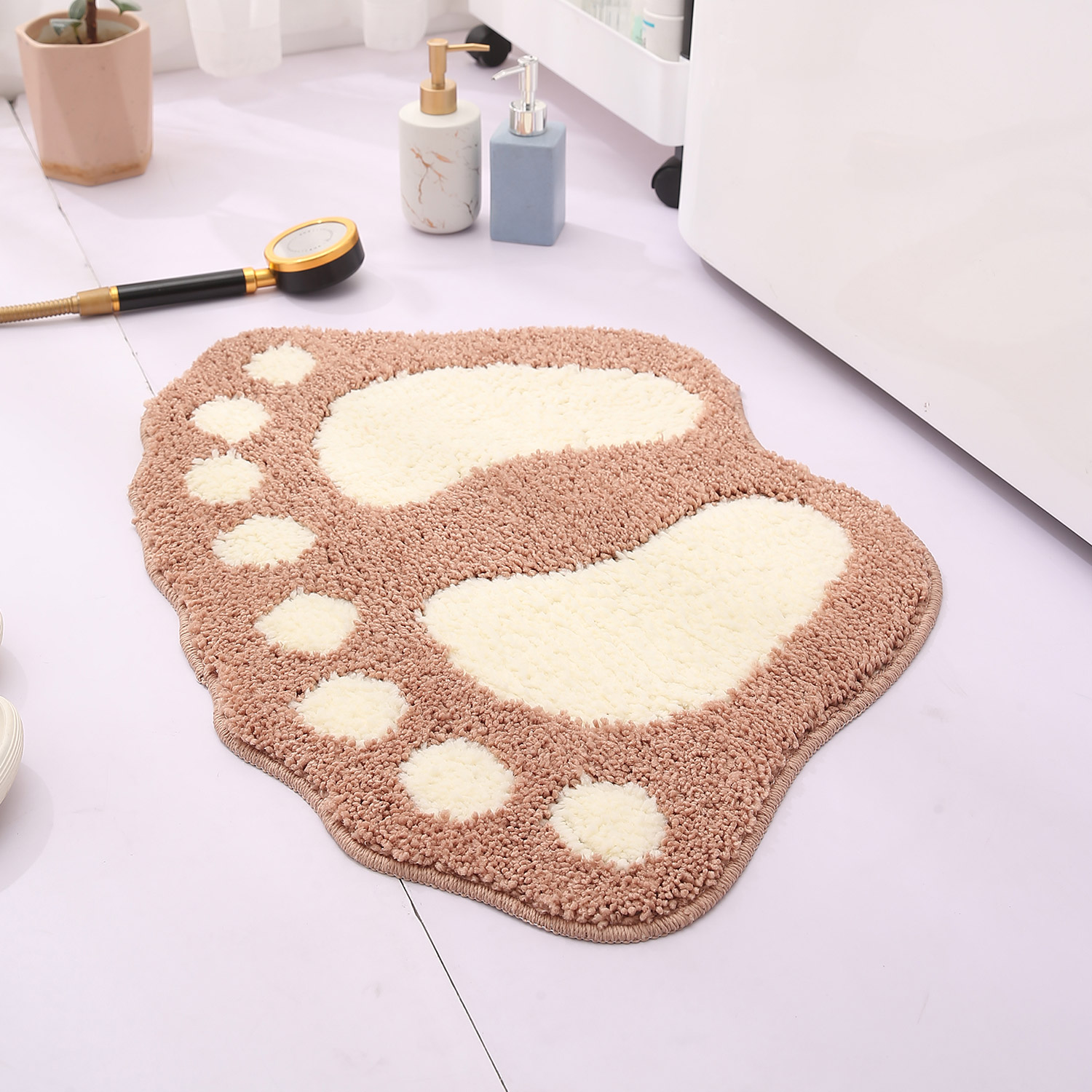 Un petit tapis mignon, moelleux et lavable en machine avec des empreintes. Il peut être utilisé comme tapis antidérapant dans la salle de bain.: green