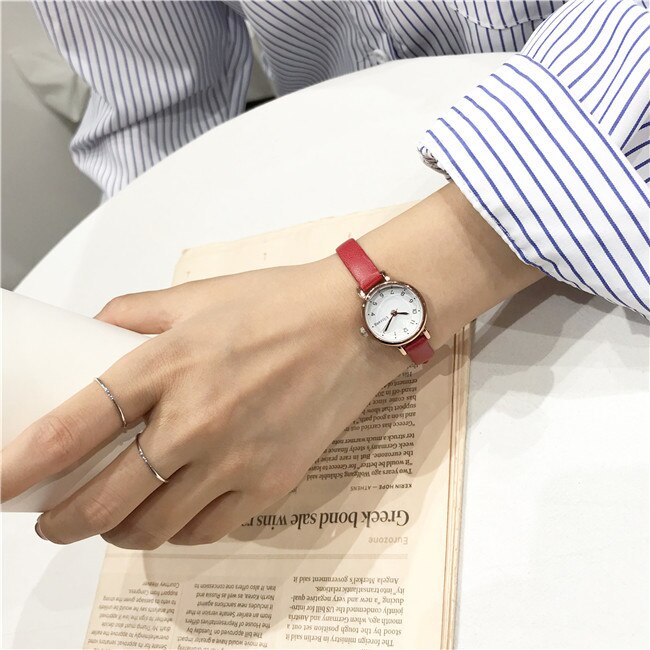 Eenvoudige kleine wijzerplaat vrouwen wit horloge ulzzang luxe quartz vrouwelijke klok retro horloges vintage lederen dames horloges: Rood