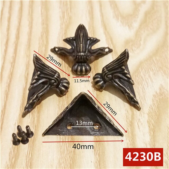4 stk/parti 40 x 29mm kassefødder i zinklegering antik gyldent trækassefødder ben hjørnebeskytter trekant udskåret dekorativt beslag: Antik messing 4 stk