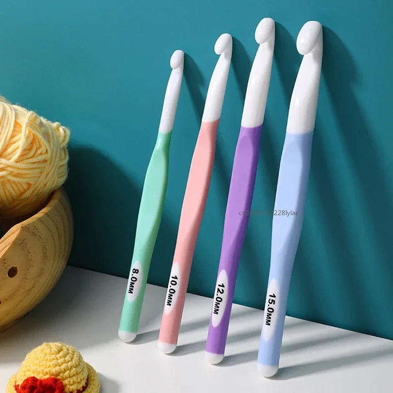Ganchos de ganchillo de plástico, agujas de tejer de 8/10/12/15mm, Color aleatorio, manualidades de hilo tejido para el hogar, herramientas de tejer para el hogar, 1 Uds.