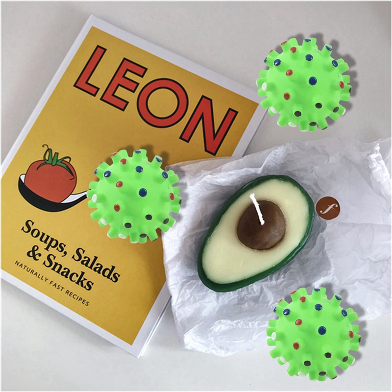 Grüner ball, haustier, hund, katze, welpe, quietscht, macht quakgeräusche, lustiges spielzeug, kaut