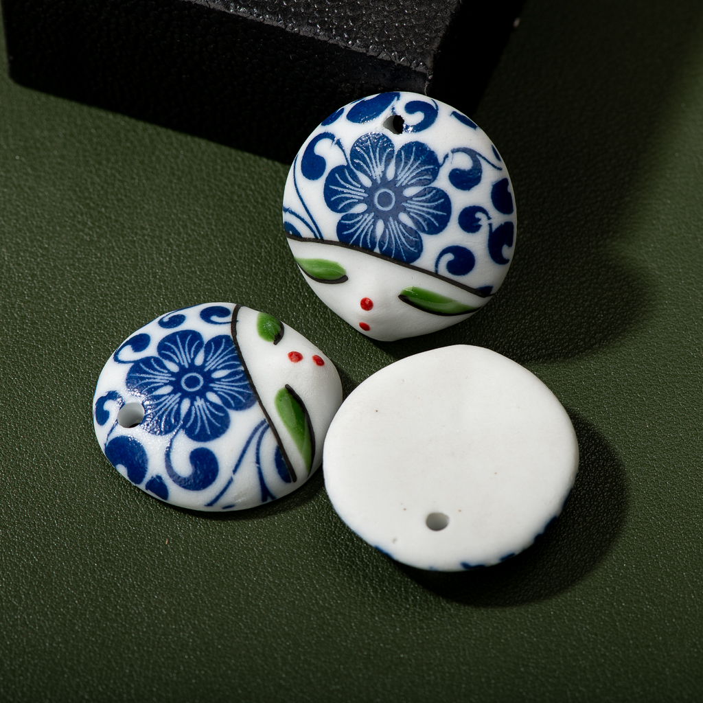 Ciondolo in ceramica per il viso dipinto a mano blu e bianco Vintage ▾ porcellana bianca ad alta temperatura accessori fai da te perline Z015