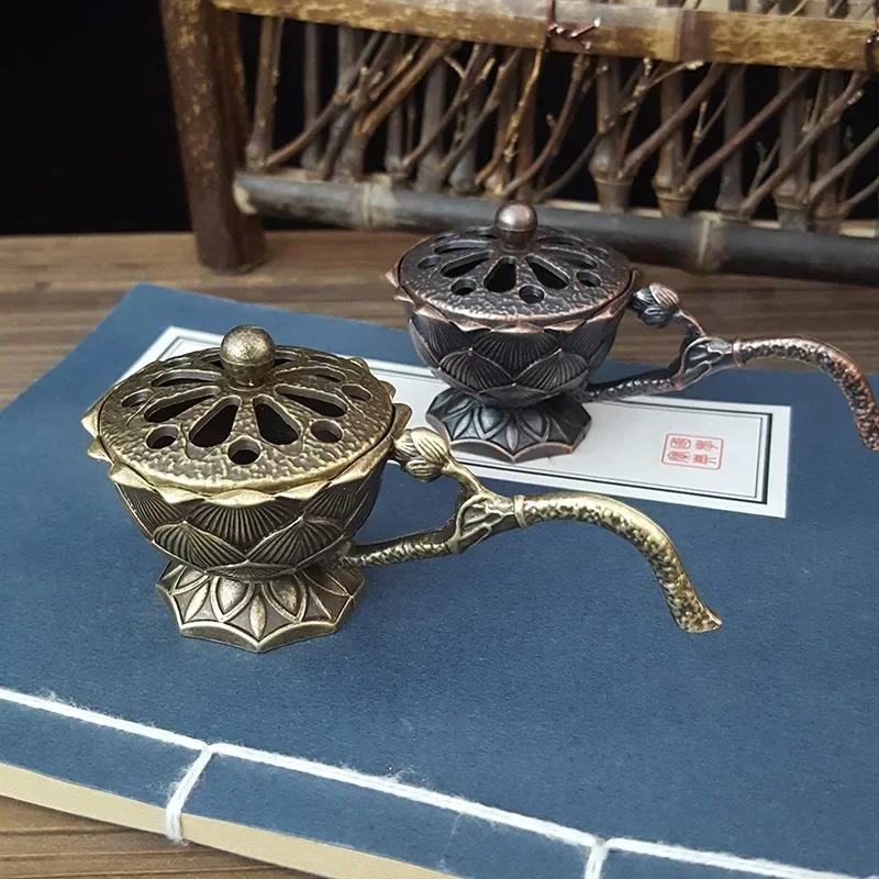 Quemador de incienso de flor de loto con mango, quemador de incienso hueco de loto de latón y cobre Retro, artesanía de Metal pequeña para decoración del hogar