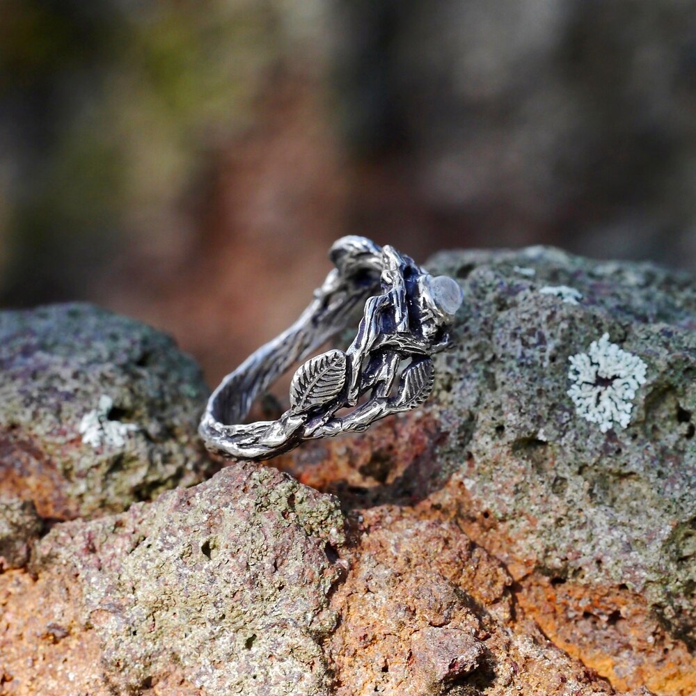 Anillo con incrustaciones de piedra de media luna, rama de oro negro, metal retro, hoja negra teñida, adecuado para y boda
