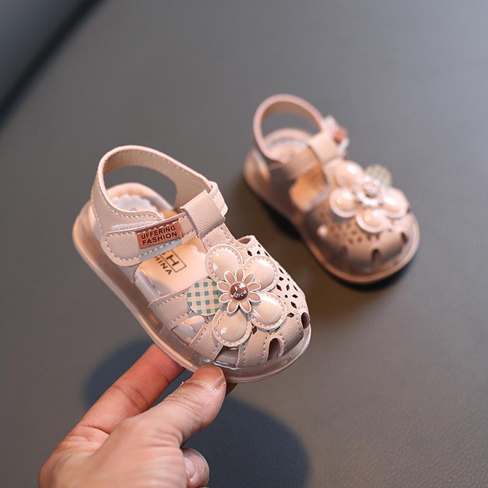 Glatte, rutschfeste sommersandalen für kinder mit cartoon-motiv und blumenmuster