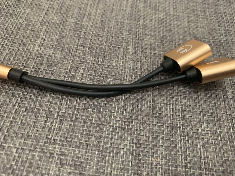Dubbele verlichte hoofdtelefoonaansluiting en oplaadadapter donglekabel compatibel met iphone 11/11 pro/x/xr/xs/xsmax /8/7, ondersteunt alle ios: Goud