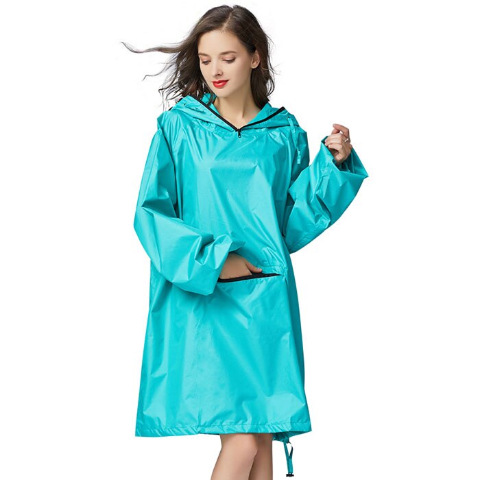Stilfuld vandtæt regnjakke fra poncho til damer med #39 og stor lomme foran.: Søblå