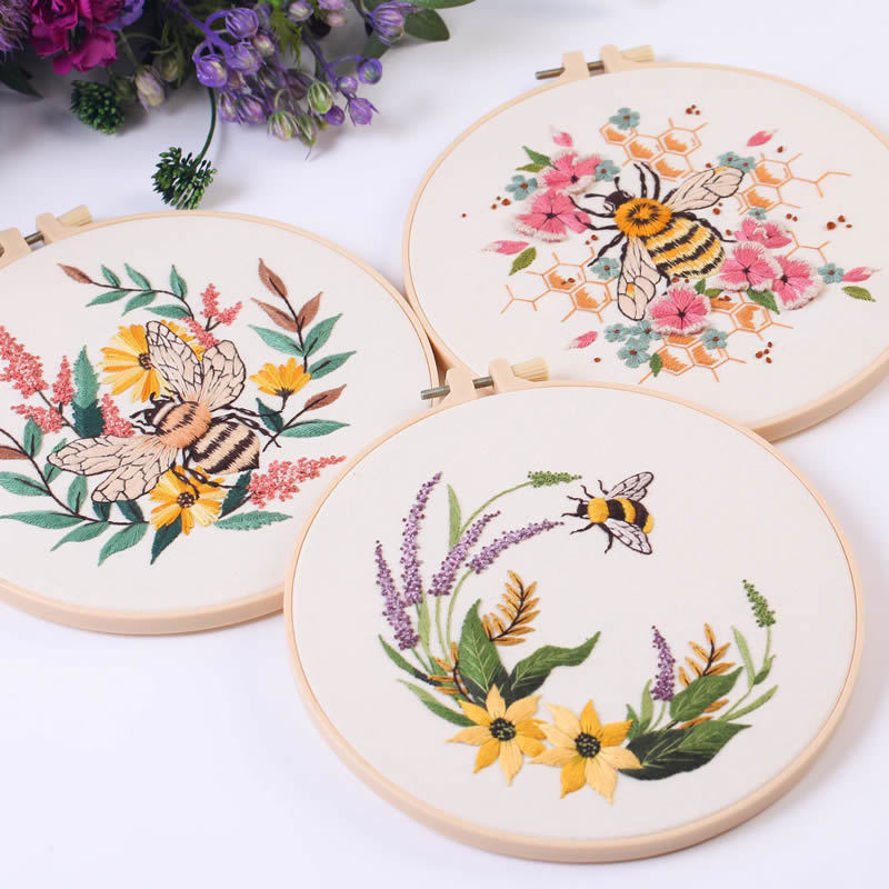 Borduurpakket met bijen en bloemen, geschikt voor beginners, met engelse instructies.