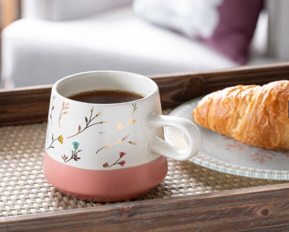 2 petit keramiske kopper er blå og rosa. te- og kaffekoppene får deg til å føle deg spesiell.