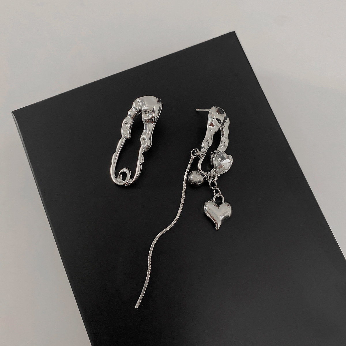Pendientes irregulares con forma de Pin para mujer, aretes de amor de circonia, de joyas de asimétrico de cien Metal, novedad de 2023: Marrón