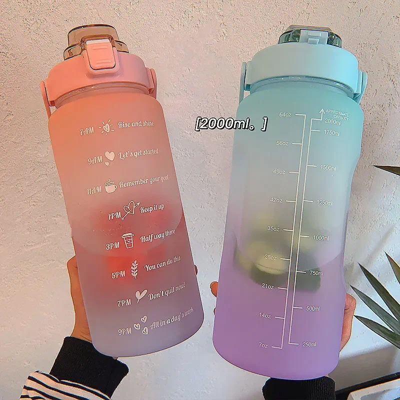 2 liters vannflaske med sugerør, store bærbare reiseflasker, sports- og treningskopp, sommer, kaldt vann med tidsskala
