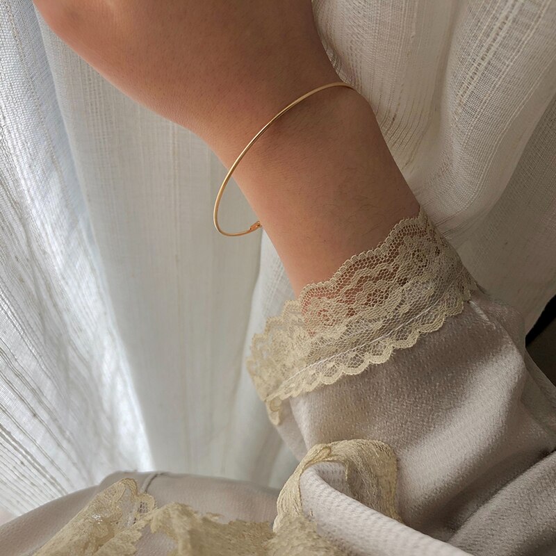 Aomu franse geometrische retro minimalistische fijne barokke parel onregelmatige gouden metalen armband voor vrouwen meisjes vakantie