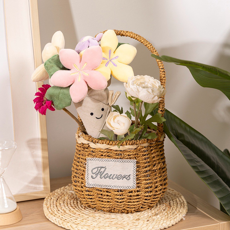 Interessante bouquet di peluche, tulipani, piante in vaso, bambole di peluche, bouquet adorabili e lenitivi e regali per il giorno della laurea per ragazze.