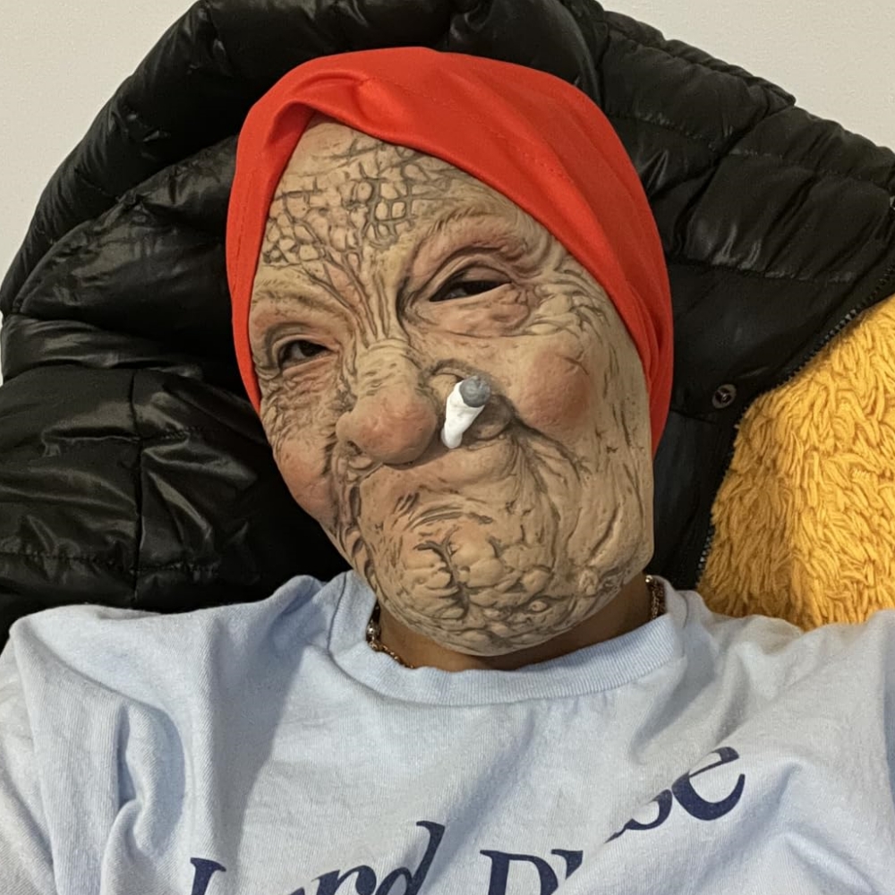 Lustige rauchende Oma alte Nana-Latexmaske Lady Grandma mit faltigem Gesicht und roten Schalmasken Halloween-Party-Kostüm-Requisiten