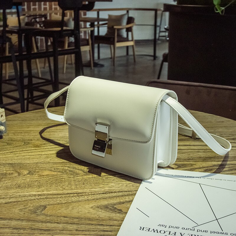 Yiyi è una nuova borsa in vimini con trama retrò di moda con chiusura A scatto inclinata su una piccola borsa quadrata e una tracolla portatile: White